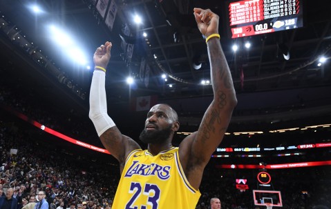 詹姆斯战斧劈扣！NBA官推：勒布朗气势如虹 国王转换快攻暴扣虐筐