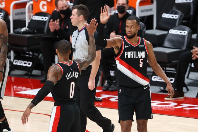 1611046544962015350.jpg RodneyHoodDamianLillard_GettyImages-1297098620.jpg